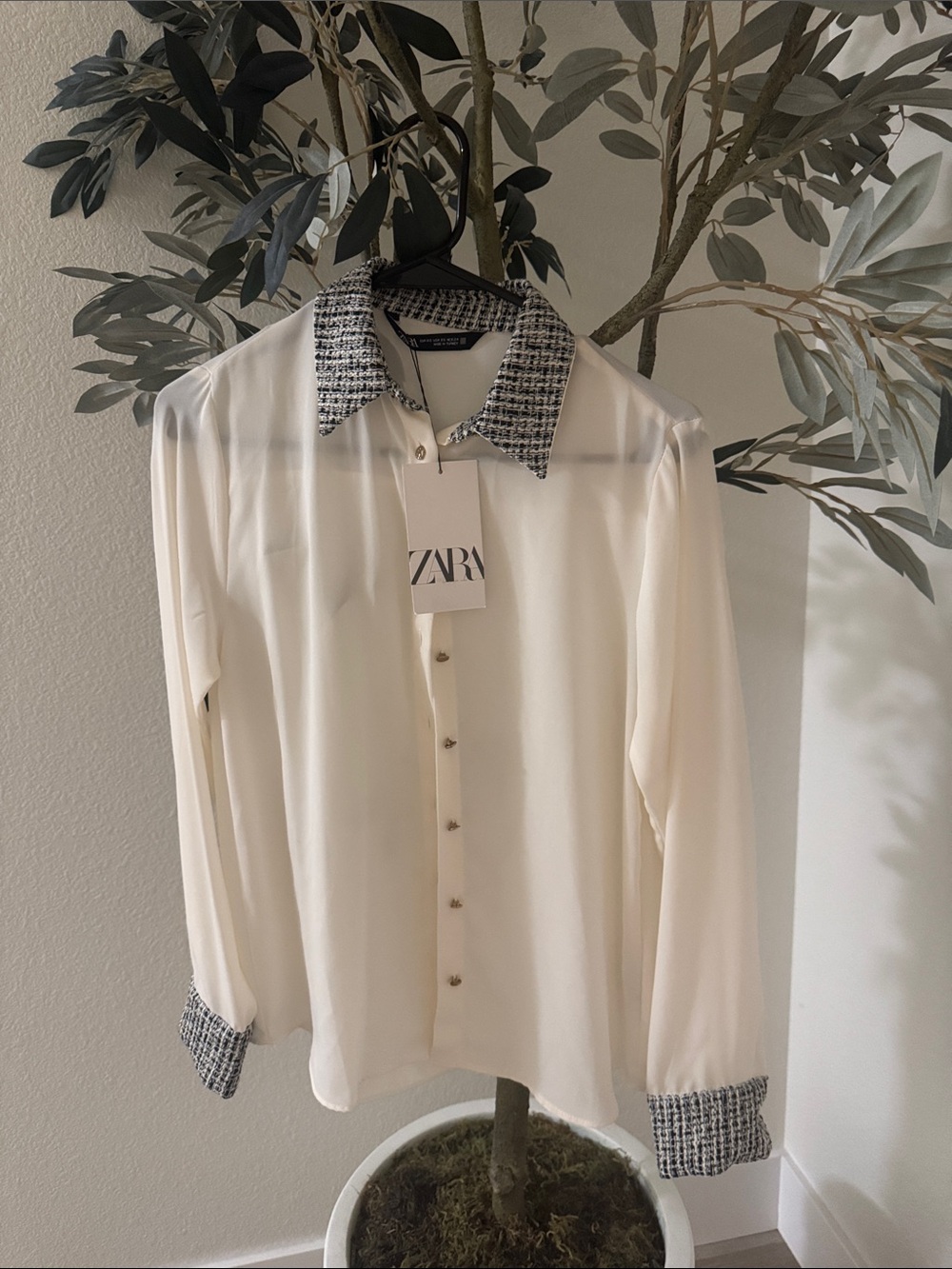 Zara Cream Button-Up Shirt with Black-and-White Tweed Collar